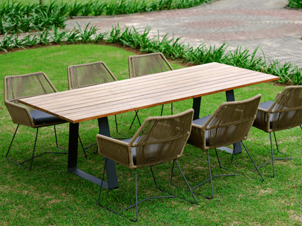 Outdoor-Dining-Table